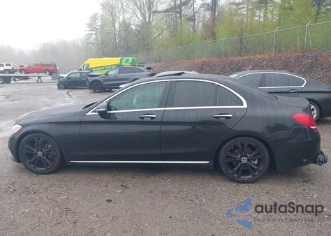 2019 Mercedes-Benz C 300 z USA, uszkodzony, nr VIN 55SWF8DB5KU307749